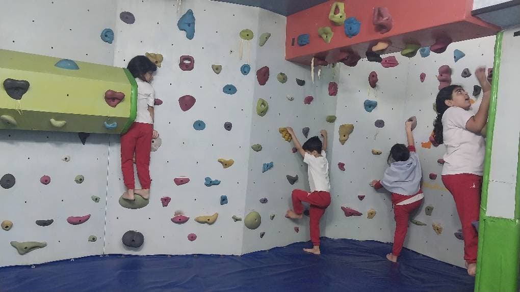 پویایی و نشاط در سالن ورزش 💪🧗